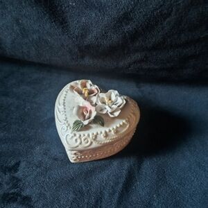 VTG Bisque Porcelain Capodimonte Style Heart Shaped Lidded Trinket Box w Roses